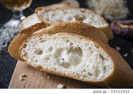 フランスパンの断面の写真素材 [55411432] - PIXTA
