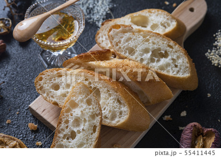 フランスパンと蜂蜜 55411445