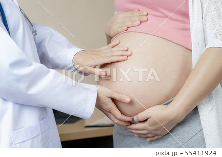 Pregnant Woman and Gynecologist Doctor at Hospital 55411924