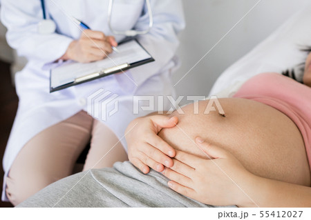 Pregnant Woman and Gynecologist Doctor at Hospital 55412027