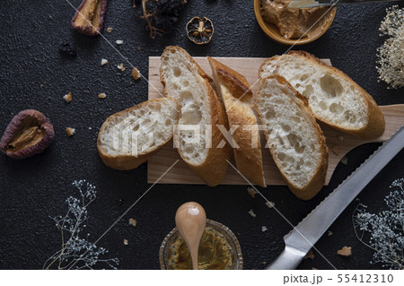 カットしたパンと、ピーナッツバターと、蜂蜜 55412310