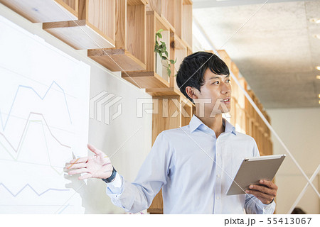 セミナー　プレゼン　男性 55413067