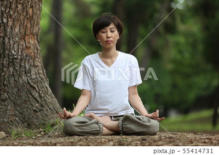 森の中でヨガをする女性 55414731