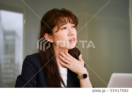 喉の痛み 55417082