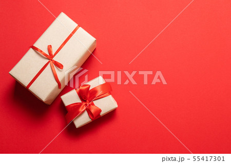 Top view of arranged wrapped christmas gift boxes 55417301