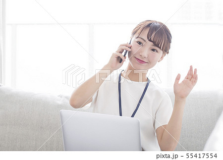 女性とノートパソコン ビジネスイメージ ビジネスウーマン 女性起業家 イメージ素材 女性とノートパソコン ビジネスイメージ ビジネスウーマン 女性起業家 イメージ素材 55417554