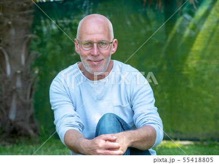 portrait of senior man with glasses, outdoors 55418805