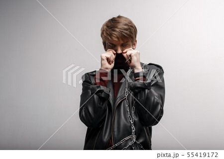 A young man with a fashionable hairstyle  55419172