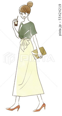 笑顔で歩く女性 笑顔で歩く女性 55424219