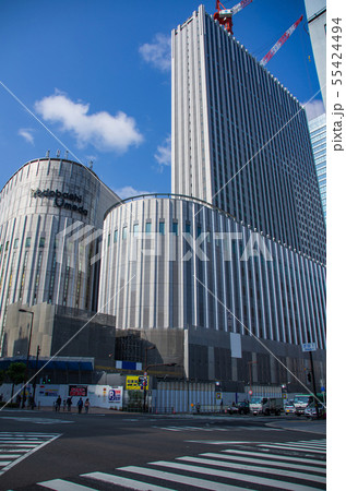 大阪梅田・ヨドバシ梅田タワーと芝田1丁目交差点の風景 大阪梅田・ヨドバシ梅田タワーと芝田1丁目交差点の風景 55424494