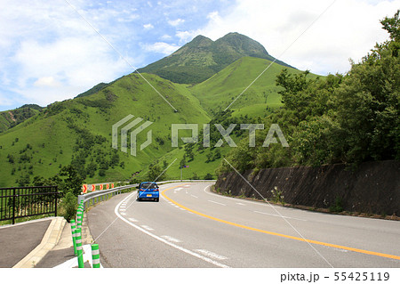 九州の百名道　やまなみハイウェイの絶景スポット　狭霧台の景観　由布岳 55425119