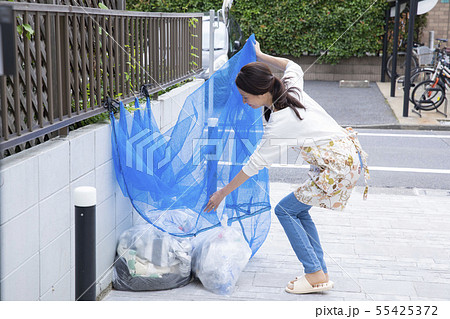 女性　ゴミ捨て　50代　60代 55425372