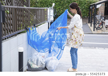 女性　ゴミ捨て　50代　60代 55425373