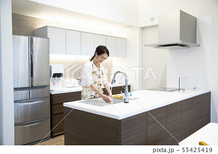 主婦　皿洗い　シンク　キッチン 55425419