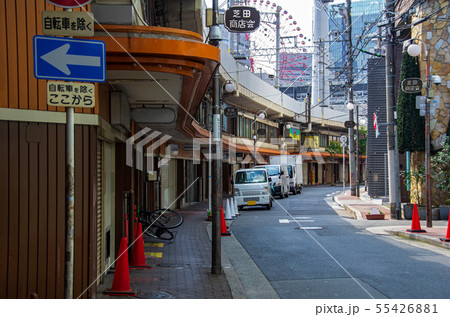 大阪梅田・阪急大阪梅田駅高架下の風景 55426881