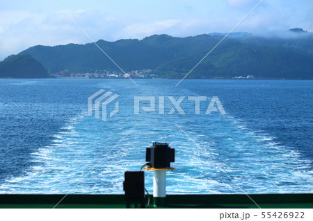下北半島　脇野沢を出港するフェリー 55426922