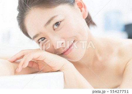 a thirty-something woman 55427751