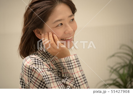 a thirty-something woman 55427908