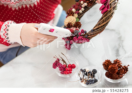 クリスマスリースを作る女性 クリスマスリースを作る女性 55428275