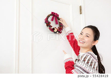 クリスマスリースを作る女性 55428419