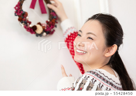 クリスマスリースを作る女性 クリスマスリースを作る女性 55428450