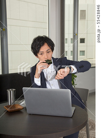 忙しいビジネスマンイメージ 55428846