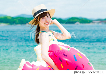 海と若い女性 海と若い女性 55429162