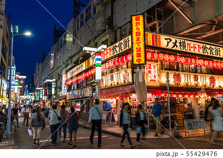 東京都 上野 賑わう繁華街の写真素材