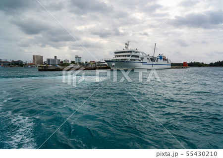 沖縄　石垣島　石垣港離島ターミナルから見たフェリーよなくに 55430210