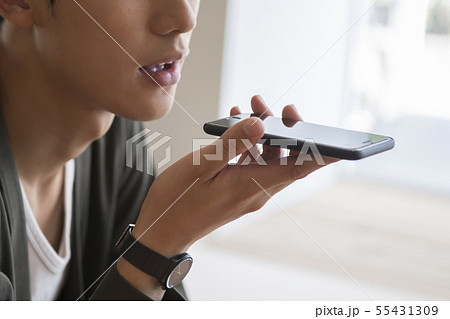 スマートフォンに音声入力する男性の手元 スマートフォンに音声入力する男性の手元 55431309
