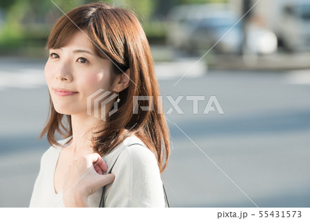 通勤するビジネスウーマン 丸の内 東京 都会 日本人女性 通勤するビジネスウーマン 丸の内 東京 都会 日本人女性 55431573