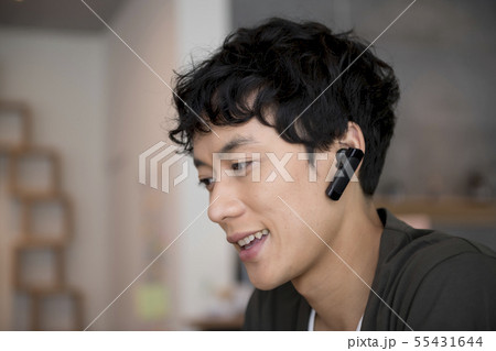 ヘッドセットマイクで話をする男性 ヘッドセットマイクで話をする男性 55431644