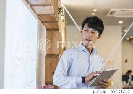 セミナー風景　若い男性 55431710