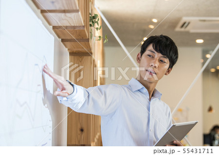 セミナー風景　若い男性 55431711