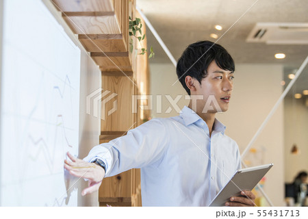 セミナー風景　若い男性 55431713