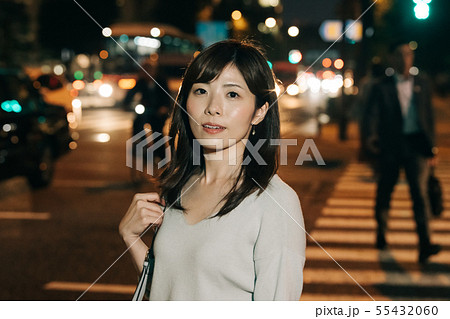 残業帰りのビジネスウーマン 丸の内 東京 都会 日本人女性の写真素材