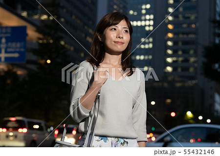 残業帰りのビジネスウーマン 夜 丸の内 東京 都会 日本人女性の写真素材