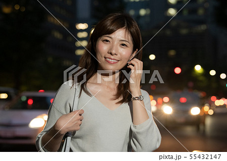 残業帰りのビジネスウーマン　夜 丸の内 東京 都会 日本人女性 55432147