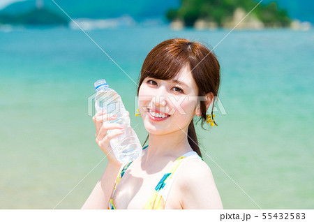 海で水を飲む若い女性 海で水を飲む若い女性 55432583