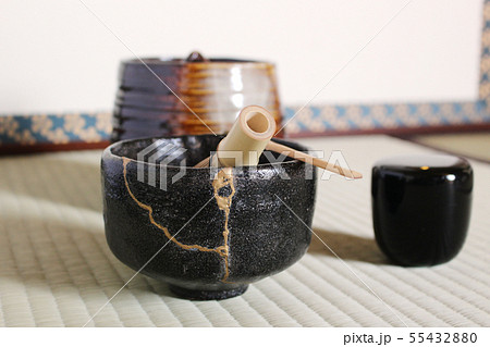 金継された抹茶茶碗と茶筅（横位置） 55432880