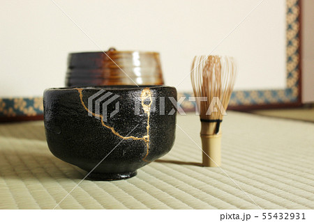 金継された抹茶茶碗と茶筅（横位置） 55432931