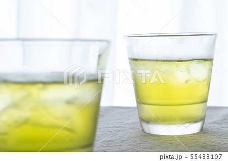 グラスに入った冷たい緑茶 55433107