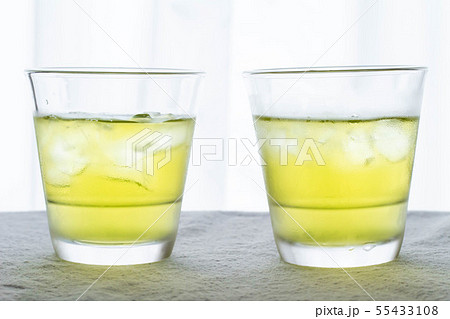 グラスに入った冷たい緑茶 55433108