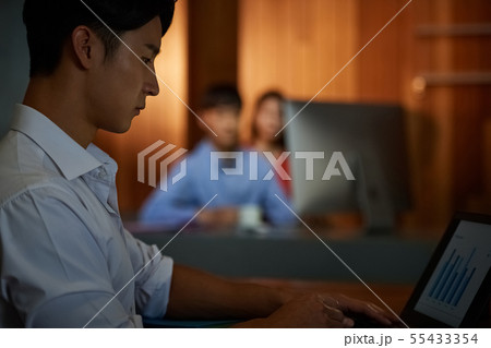 ビジネス　残業イメージ 55433354