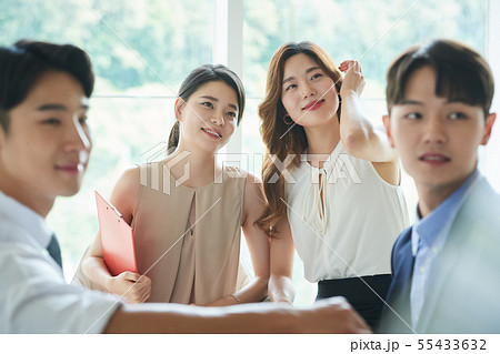 男女 ビジネスチーム 男女 ビジネスチーム 55433632