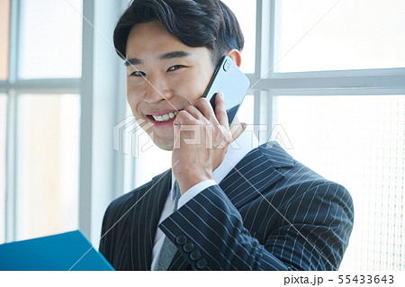 ビジネスマン　スマートフォン 55433643