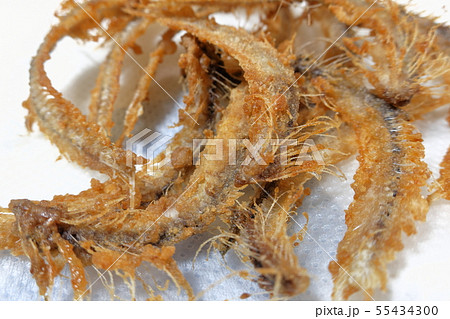 見栄えは良くないが家庭的で素朴な自宅調理の「鰯の骨煎餅」 見栄えは良くないが家庭的で素朴な自宅調理の「鰯の骨煎餅」 55434300