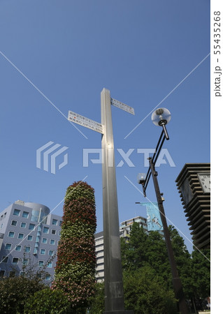 阪神尼崎駅　駅前風景： 北口南口双方にある高潮標 55435268