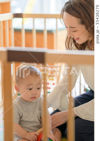 ベビーサークルで遊ぶ親子 ベビーサークルで遊ぶ親子 55436270