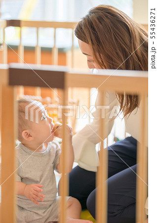 ベビーサークルで遊ぶ親子 55436271